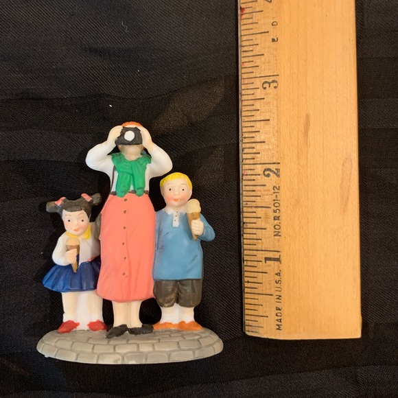 Dept. 56, Disney Parks Family, Set of 3 figurines - Picture 5 of 9